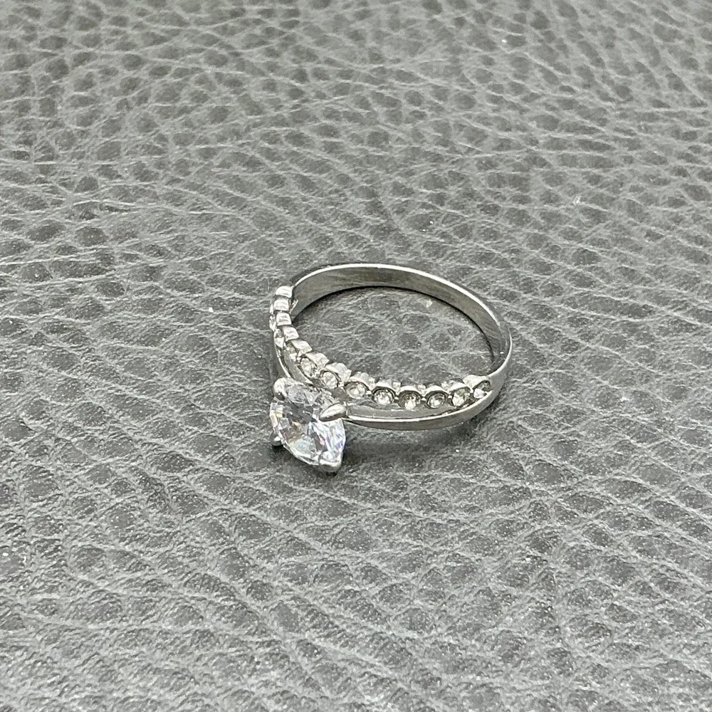 Ring Size 8‎ Silver Tone Clear Round Stone Accent Band Cocktail Womens Ring